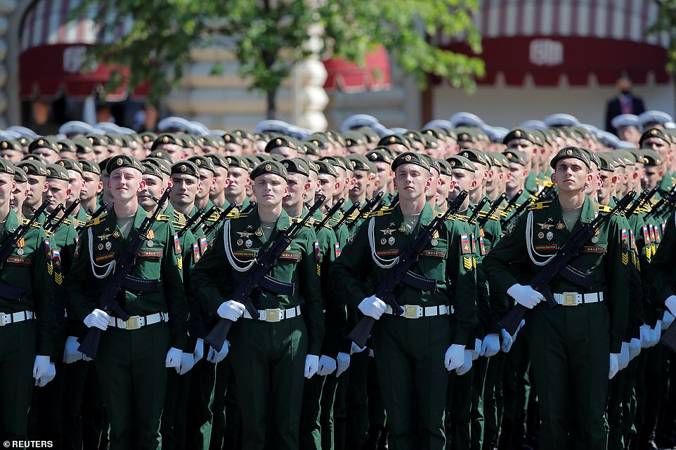 Các khối quân sự tham gia lễ duyệt binh. Ảnh: Reuters