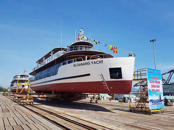 Hai tàu du lịch mang thương hiệu 4U Danang Yacht vừa được hạ thủy trên sông Hàn. Ảnh: HẢI CHÂU