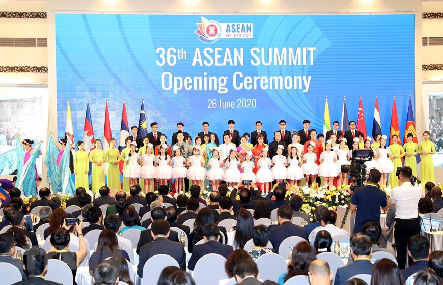 Nghi thức chào cờ ASEAN tại Lễ khai mạc Hội nghị Cấp cao ASEAN lần thứ 36. (Ảnh: Trọng Đức/TTXVN)
