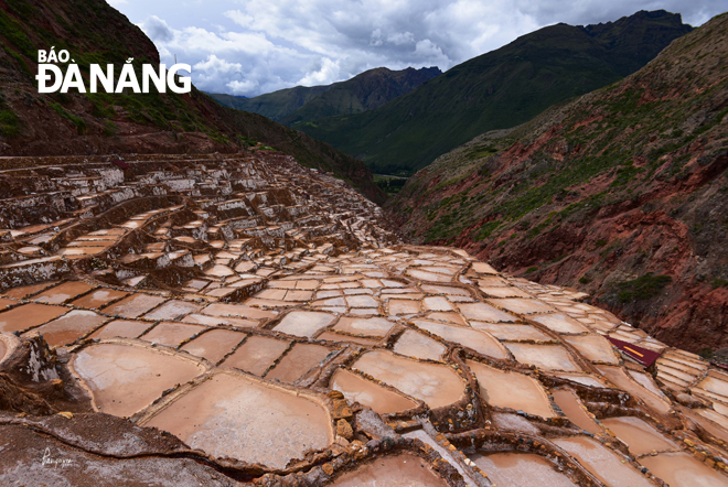 Ruộng muối ở Salinas de Moras, cách thành phố Cusco khoảng 40km trên độ cao 3.300m giữa núi rừng bao la. Tại đây có một ngôi làng nhỏ là nơi sinh sống lâu đời của người Inca, nổi tiếng với những bậc thang muối cheo leo trên sườn núi và từ xa xưa là nơi khai thác muối lớn nhất cho đế chế Inca.
