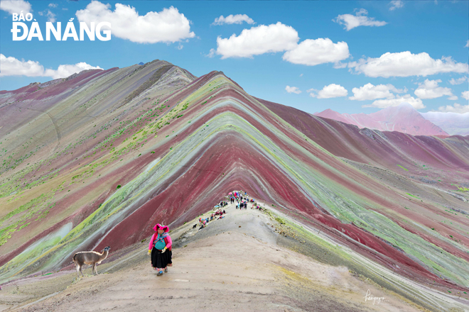Núi bảy màu Vinicunca cách Cusco 100km về phía nam. Đây là khu vực có cấu trúc địa chất đá cát kết và sét kết xếp thành từng lớp, khi bị phong hóa các lớp đất có màu sắc khác nhau đan xen lẫn nhau, tạo thành những dải màu sặc sỡ trông như dải cầu vồng 7 màu vắt ngang trời ở độ cao trên 5.000m.