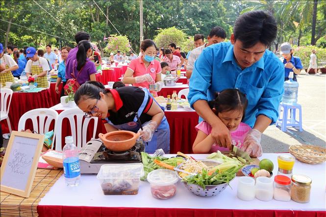 Các thí sinh tham gia hội thi nấu với ăn với chủ đề “Cả nhà vào bếp” trong Ngày hội gia đình hạnh phúc năm 2019 tại thành phố Hồ Chí Minh. Ảnh: Thanh Vũ/TTXVN