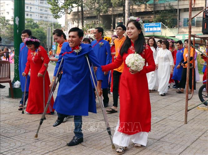 Niềm hạnh phúc của những cặp vợ chồng khuyết tật trong lễ cưới tập thể cho 50 cặp vợ chồng người khuyết tật có hoàn cảnh khó khăn ở thành phố Hồ Chí Minh và các địa phương phía Nam (27/12/2019). Ảnh: Xuân Khu/TTXVN