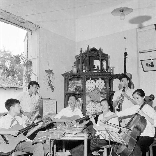 Một buổi vui giải trí của gia đình ông Nguyễn Văn Quý (Hàng Giầy, Hà Nội) sau giờ học tập, lao động (1973). Ảnh:Ngọc Quán