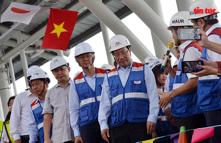Phó Thủ tướng Phạm Bình Minh tham quan nhà ga Công nghệ cao (quận 9).