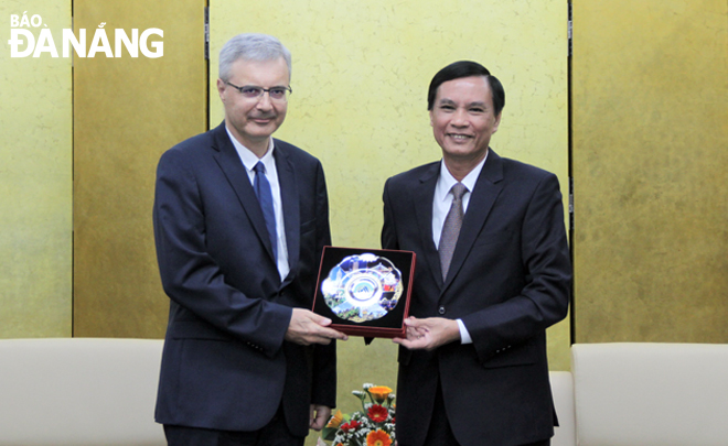 Phó Chủ tịch UBND thành phố Trần Văn Miên (phải) tiếp Đại sứ Pháp tại Việt Nam Nicolas Warnery.  				      Ảnh: LAM PHƯƠNG