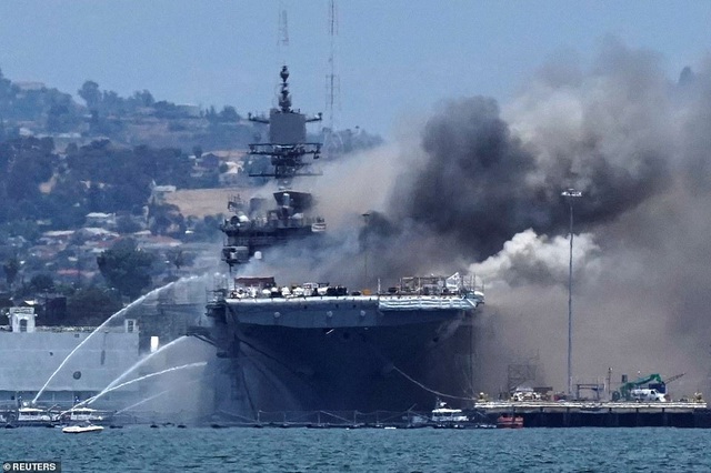 Chiến hạm tỷ USD Mỹ cháy biến dạng sau hơn 4 ngày hỏa hoạn