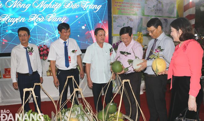 Some of the city leaders and the Hoa Vang District authorities visiting a trade stand at the fair 