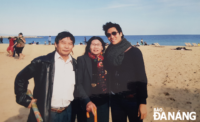 Tiến sĩ Phạm Trường Sơn (phải) cùng bố mẹ trong một lần qua Hungary thăm con.  Ảnh: Gia đình cung cấp