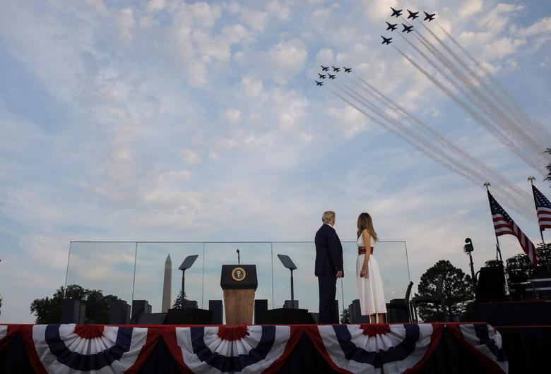 Tổng thống Mỹ Donald Trump và Đệ nhất phu nhân Melania Trump theo dõi màn trình diễn của các phi đội bay trên bầu trời khi tham gia sự kiện mang tên: 