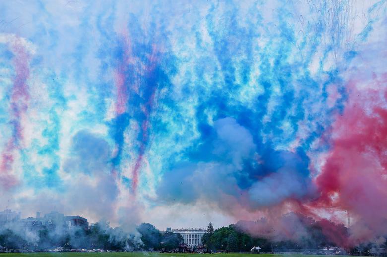 Khói xanh và khói đỏ bao phủ Công viên Ellipse của Nhà Trắng trong suốt sự kiện 