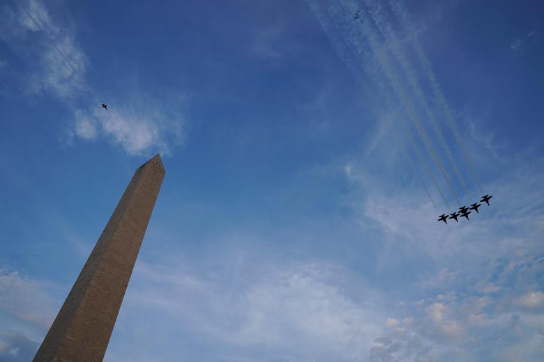Màn trình diễn ấn tượng của các máy bay chiến đấu trên bầu trời Nhà Trắng và Công viên Ellipse mừng Ngày Quốc khánh ở Washington.