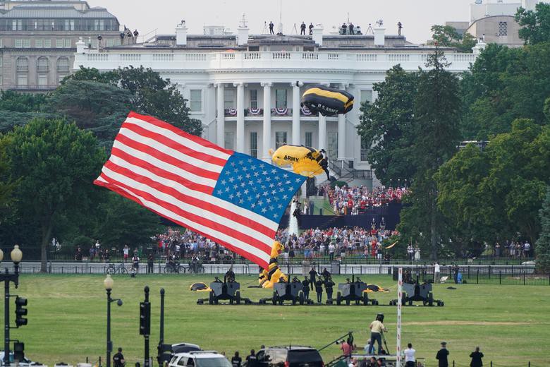 Lực lượng nhảy dù Golden Knights (Những kỵ sĩ Vàng) của Lục quân Mỹ hạ cánh ở Công viên Ellipse cùng với lá cờ Mỹ tung bay trong ngày 4-7.