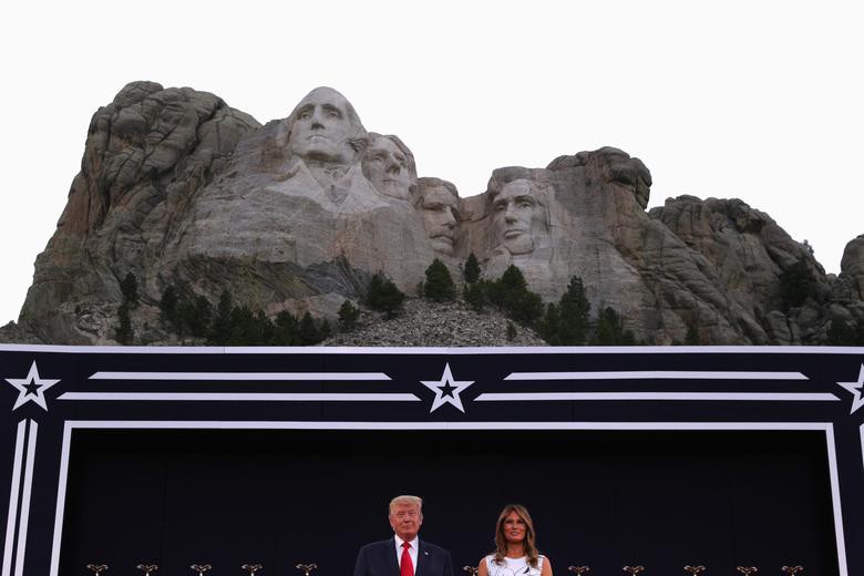 Tổng thống Trump và Đệ nhất phu nhân Melania Trump tham dự sự kiến bắn pháo hoa mừng Ngày Quốc khánh ở Nam Dakota ngày 3-7-2020.