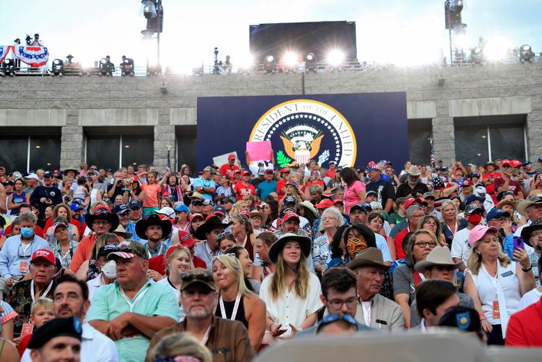Những người tham gia sự kiện trên chờ Tổng thống Trump phát biểu tại Keystone, Nam Dakota.