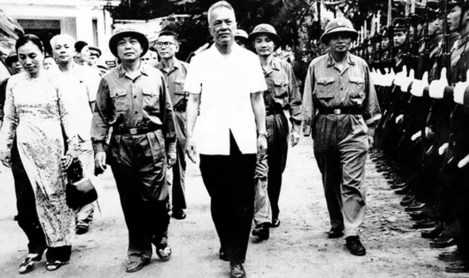 Đại tướng Võ Nguyên Giáp đưa Luật sư Nguyễn Hữu Thọ đến thăm một đơn vị Quân đội nhân dân Việt Nam tại miền Bắc (năm 1970). 						   (Ảnh tư liệu)