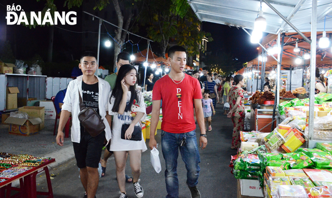 Đà Nẵng cần có các sản phẩm, dịch vụ phong phú để thu hút du khách nhằm phát triển kinh tế đêm.  Trong ảnh: Du khách dạo chơi, mua sắm tại chợ đêm Sơn Trà. Ảnh: THU HÀ