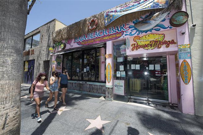 Một quán bar đóng cửa do dịch Covid-19 tại Hollywood, bang California, Mỹ ngày 30-6-2020. Ảnh: AFP/TTXVN
