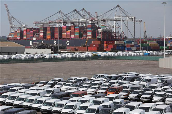  Ô tô mới và hàng hóa được xếp tại cảng Southampton, Anh, ngày 8-5-2020. Ảnh: THX/ TTXVN
