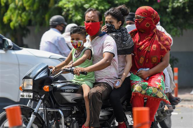  Người dân đeo khẩu trang phòng lây nhiễm Covid-19 tại Amritsar, Ấn Độ. Ảnh: AFP/TTXVN
