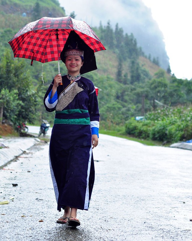  Trang phục của phụ nữ dân tộc Pa Dí ở xã Tung Chung Phố, huyện Mường Khương (Lào Cai) với nét riêng chiếc mũ đội  trên đầu có hình mái nhà nhọn truyền thống