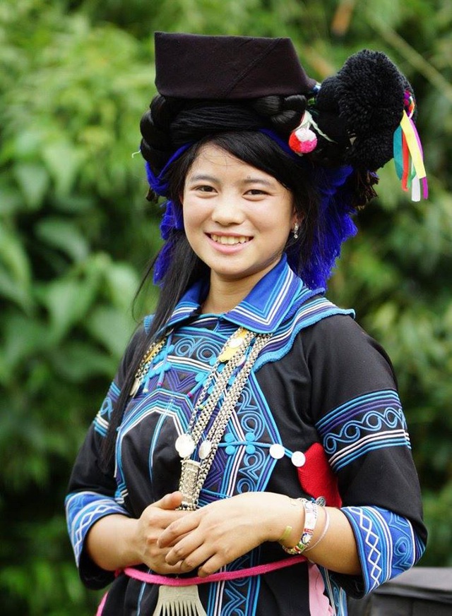 Trang phục độc đáo của thiếu nữ dân tộc Hà Nhì đen vùng núi Ý Tý, huyện Bát Xát (Lào Cài) vì mái tóc giả được bện từ nhiều sợi dây rừng lẫn với tóc tạo nên chiếc mũ trông khá kỳ lạ. 