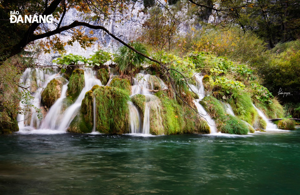 Nhiều thác nước lớn nhỏ chảy từ hồ này qua hồ khác giữa 16 hồ nhỏ ở vườn quốc gia hồ Plitvice.