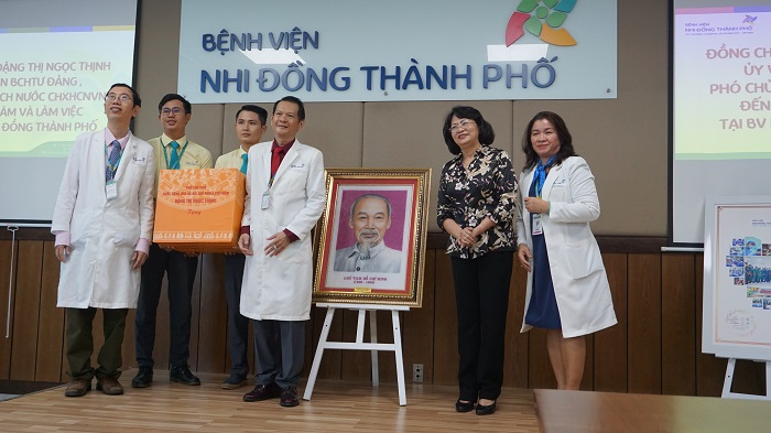 Phó Chủ tịch tặng bức tranh Bác Hồ cho Bệnh viện Nhi đồng Thành phố.