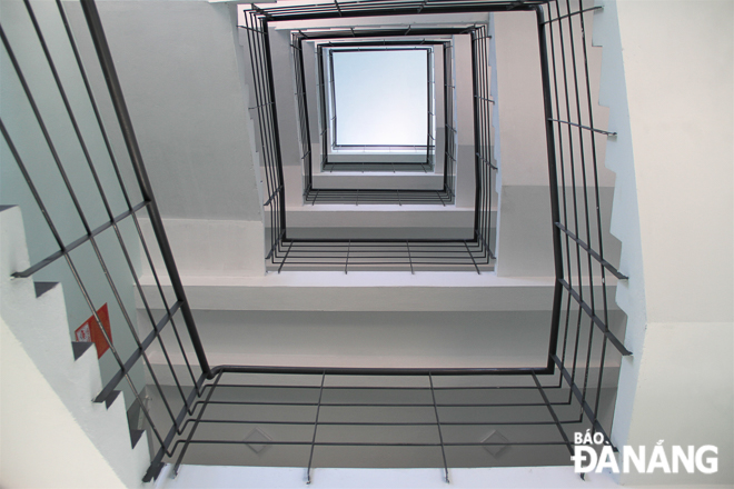 Cầu thang được thiết kế theo hình xoắn ốc, có giếng trời để lấy ánh sáng tự nhiên, tạo cảm giác thoáng đãng cho khối nhà.