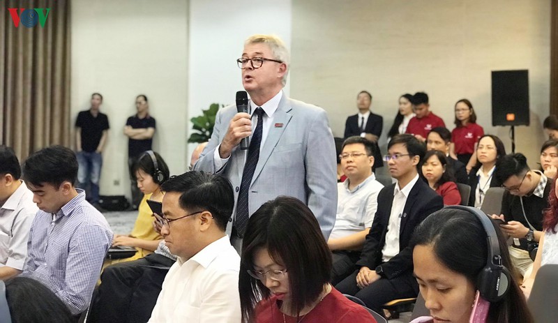 GS Ray Gordon, Hiệu trưởng Trường Đại học Anh quốc tại Việt Nam phát biểu tại Hội nghị.