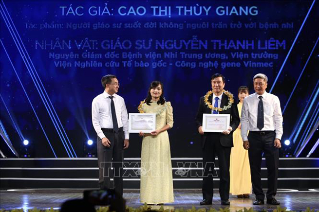 Ban tổ chức trao giải Nhì cho tác giả Cao Thuỳ Giang, báo Điện tử VietNamPlus (TTXVN). Ảnh: Minh Quyết/TTXVN