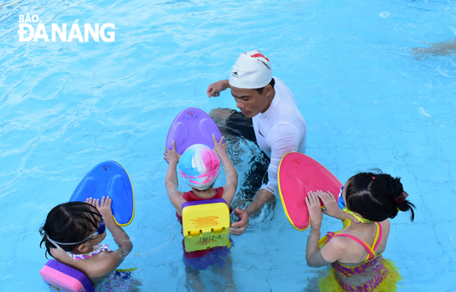 Lớp học bơi của Câu lạc bộ Cá heo tại Khu sinh thái dã ngoại Khuê Trung, đường Thăng Long, quận Cẩm Lệ. Ảnh: MAI HIỀN