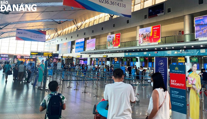 Các hoạt động ở Cảng hàng không quốc tế Đà Nẵng vẫn diễn ra bình thường, không có cảnh chen lấn. Ảnh chụp chiều 24-7. Ảnh: NHẬT HẠ