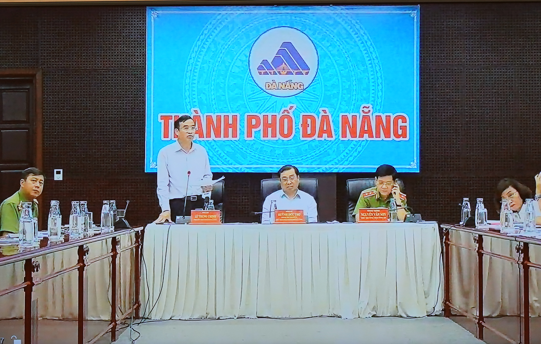 Lãnh đạo Thành phố Đà Nẵng báo cáo trực tuyến tại cuộc họp. - Ảnh: VGP/Quang Hiếu