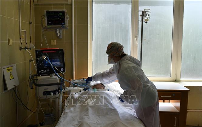 Nhân viên y tế điều trị cho bệnh nhân mắc COVID-19 tại một bệnh viện ở Lviv, Ukraine ngày 30/6. Ảnh: AFP/TTXVN