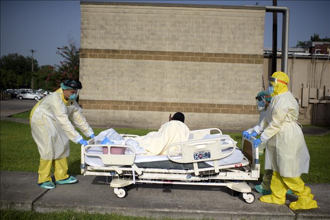 Nhân viên y tế chuyển bệnh nhân mắc COVID-19 tại một bệnh viện ở bang Texas, Mỹ ngày 2/7. Ảnh: AFP/TTXVN