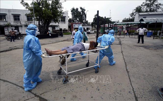 Nhân viên y tế chuyển bệnh nhân mắc COVID-19 từ xe cứu thương vào một bệnh viện ở bang Bihar, Ấn Độ ngày 21/7. Ảnh: THX/TTXVN
