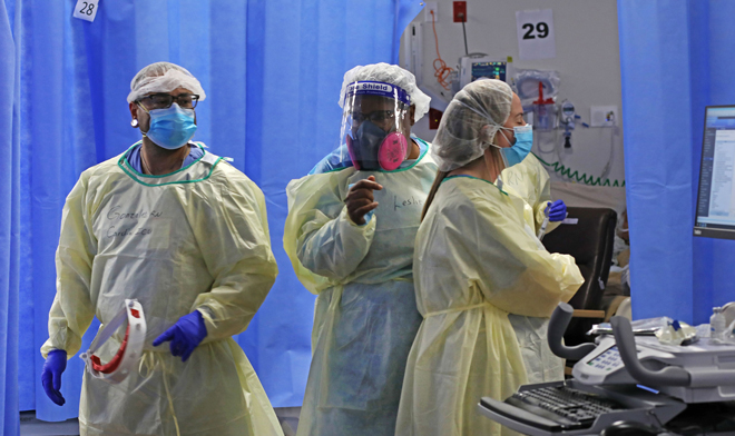 Các nhân viên y tế điều trị bệnh nhân Covid-19 tại một bệnh viện ở Edinburg, thuộc bang Texas, Mỹ.  Ảnh: Getty Images