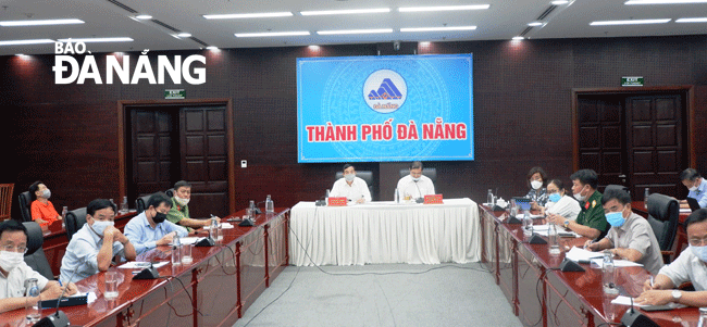 Lãnh đạo thành phố Đà Nẵng đề nghị Bộ Y tế tăng cường nhân lực, thiết bị để Đà Nẵng sớm nhìn nhận, đánh giá được tình hình. Ảnh: PHAN CHUNG