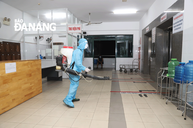 Lực lượng quân đội phun hóa chất khử trùng bên trong Bệnh viện Đà Nẵng. Ảnh: PHAN CHUNG