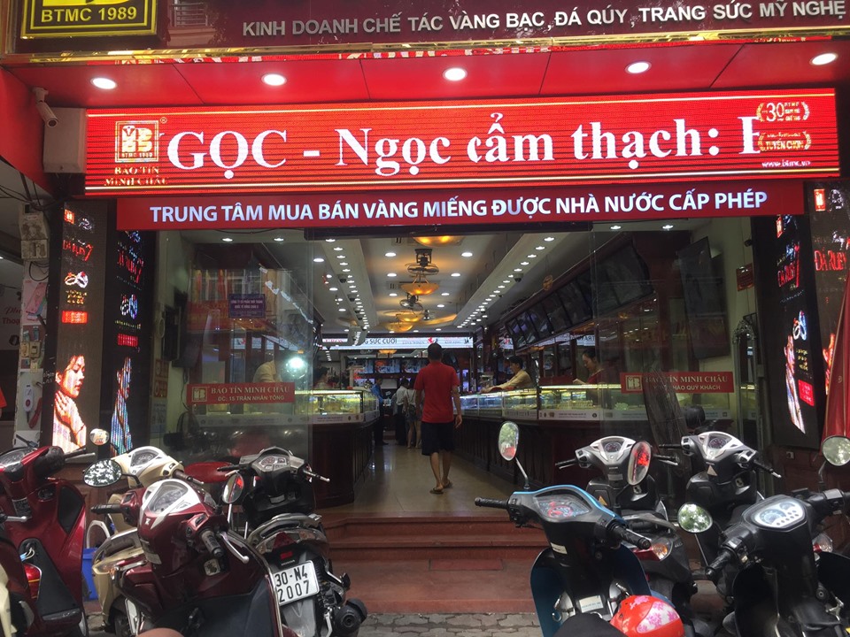 Khách tới cửa hàng vàng ở phố Trần Nhân Tông (Hà Nội) ngày 27/7 sôi động hơn vì giá vàng vẫn tăng kỷ lục.