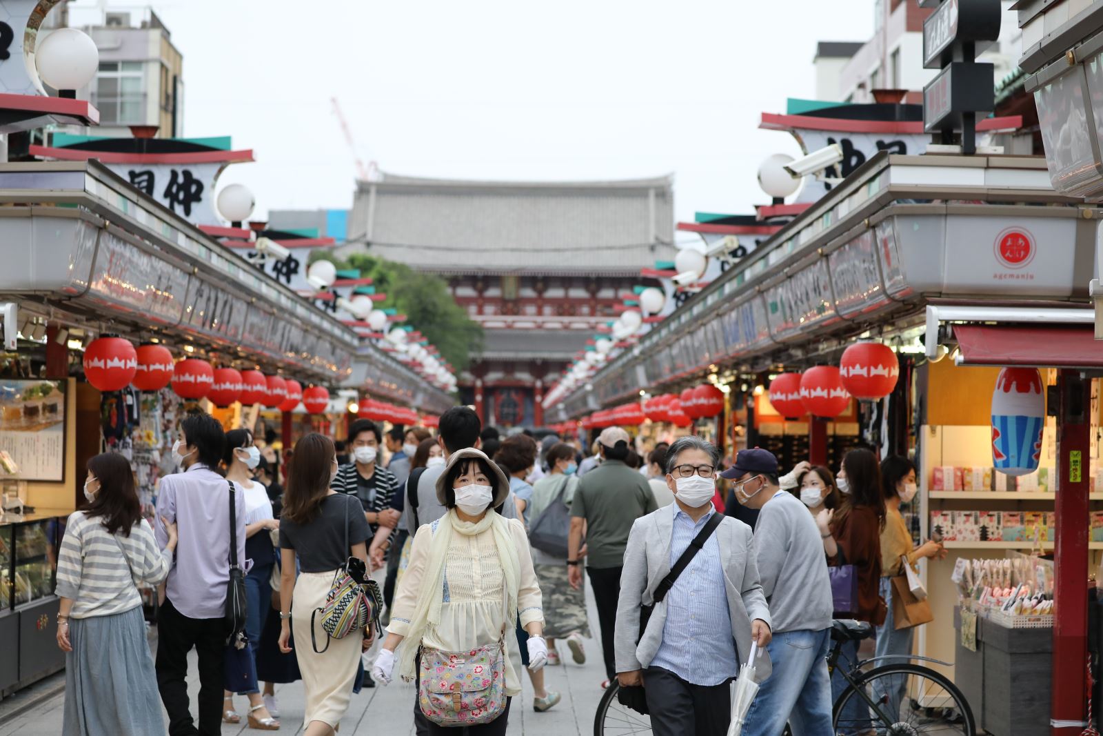 Người dân đeo khẩu trang phòng lây nhiễm COVID-19 tại Tokyo, Nhật Bản. Ảnh: THX/TTXVN