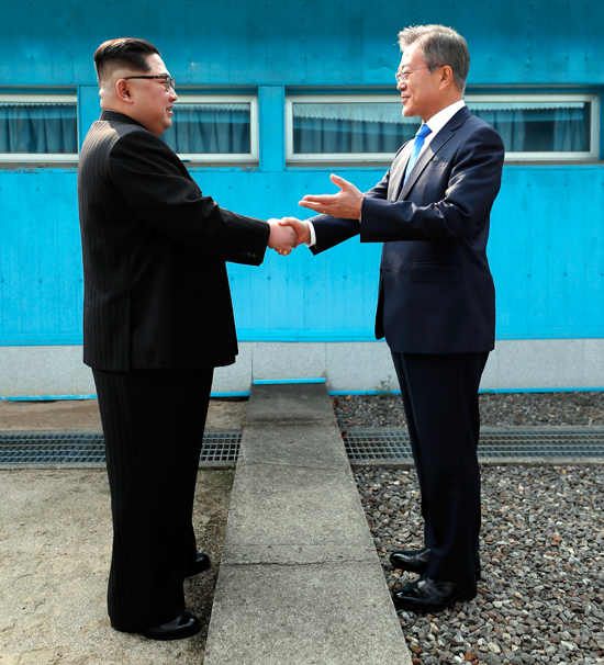 Nhà lãnh đạo Triều Tiên Kim Jong-un (trái) và Tổng thống Hàn Quốc Moon Jae-in trong cuộc gặp lịch sử tại làng Panmunjom vào cuối tháng 4-2018. 						     Ảnh: Getty Images