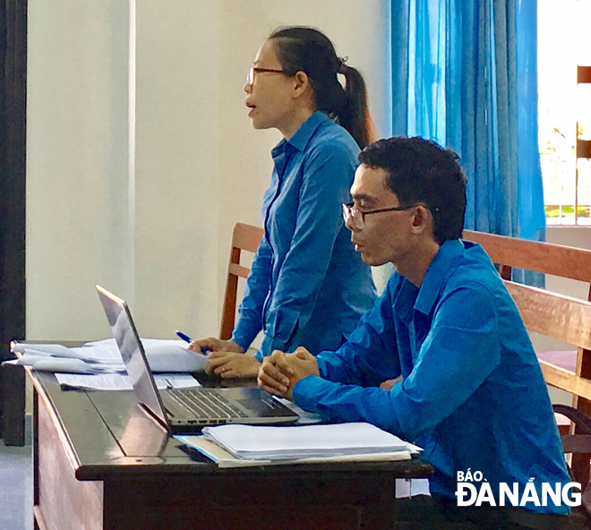 Chị Lê Thị Ngọc Oanh (đứng) đang tranh tụng tại phiên tòa xét xử vụ án lao động tranh chấp tiền lương và BHXH đối với Công ty TNHH MTV TBO Vina. Ảnh: NHƯ MINH	