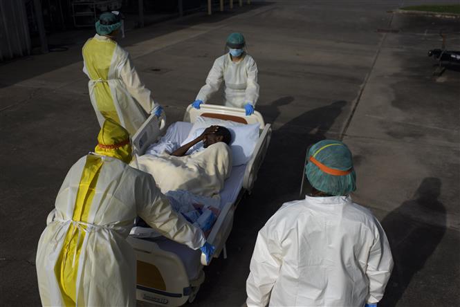 Nhân viên y tế chuyển bệnh nhân mắc COVID-19 tại một bệnh viện ở Houston, bang Texas, Mỹ ngày 2/7/2020. Ảnh: AFP/TTXVN