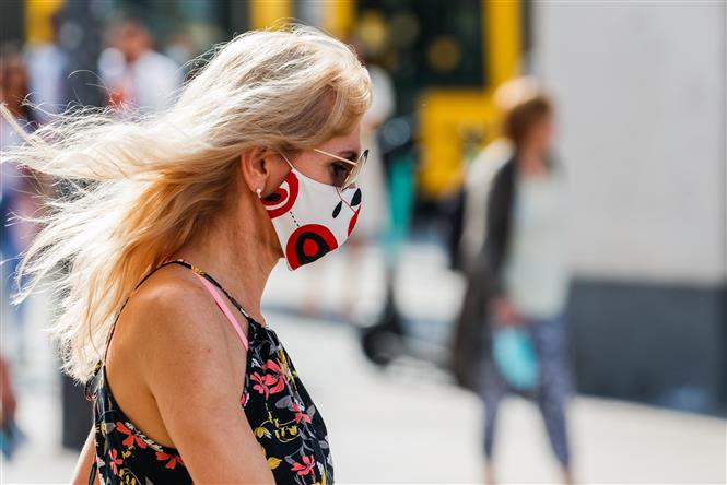 Người dân đeo khẩu trang phòng lây nhiễm COVID-19 tại Berlin, Đức, ngày 25/7/2020. Ảnh: THX/ TTXVN