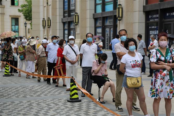 Người dân xếp hàng chờ xét nghiệm COVID-19 tại thành phố Đại Liên, tỉnh Liêu Ninh, Trung Quốc, ngày 27/7/2020. Ảnh: AFP/ TTXVN