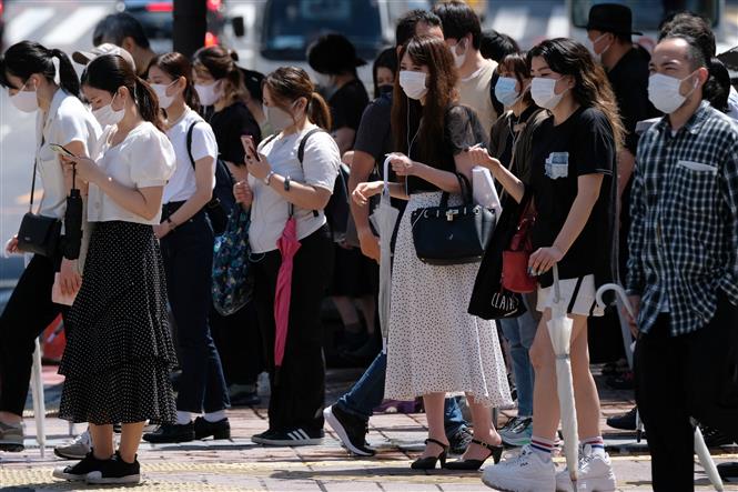 Người dân đeo khẩu trang phòng lây nhiễm COVID-19 tại Tokyo, Nhật Bản ngày 26/7/2020. Ảnh: AFP/TTXVN