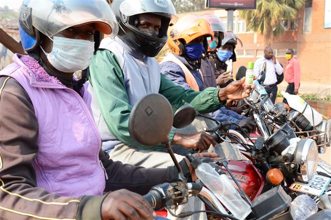 Người dân đeo khẩu trang phòng lây nhiễm COVID-19 tại Kampala, Uganda, ngày 27/7/2020. Ảnh: THX/TTXVN
