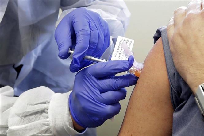 Tiêm phòng thử nghiệm vaccine phòng COVID-19 do hãng dược phẩm Moderna phát triển tại Seattle, Mỹ. Ảnh: AP/TTXVN